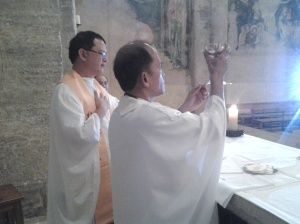 Fr. Ruben consecrating the Blood of Christ
